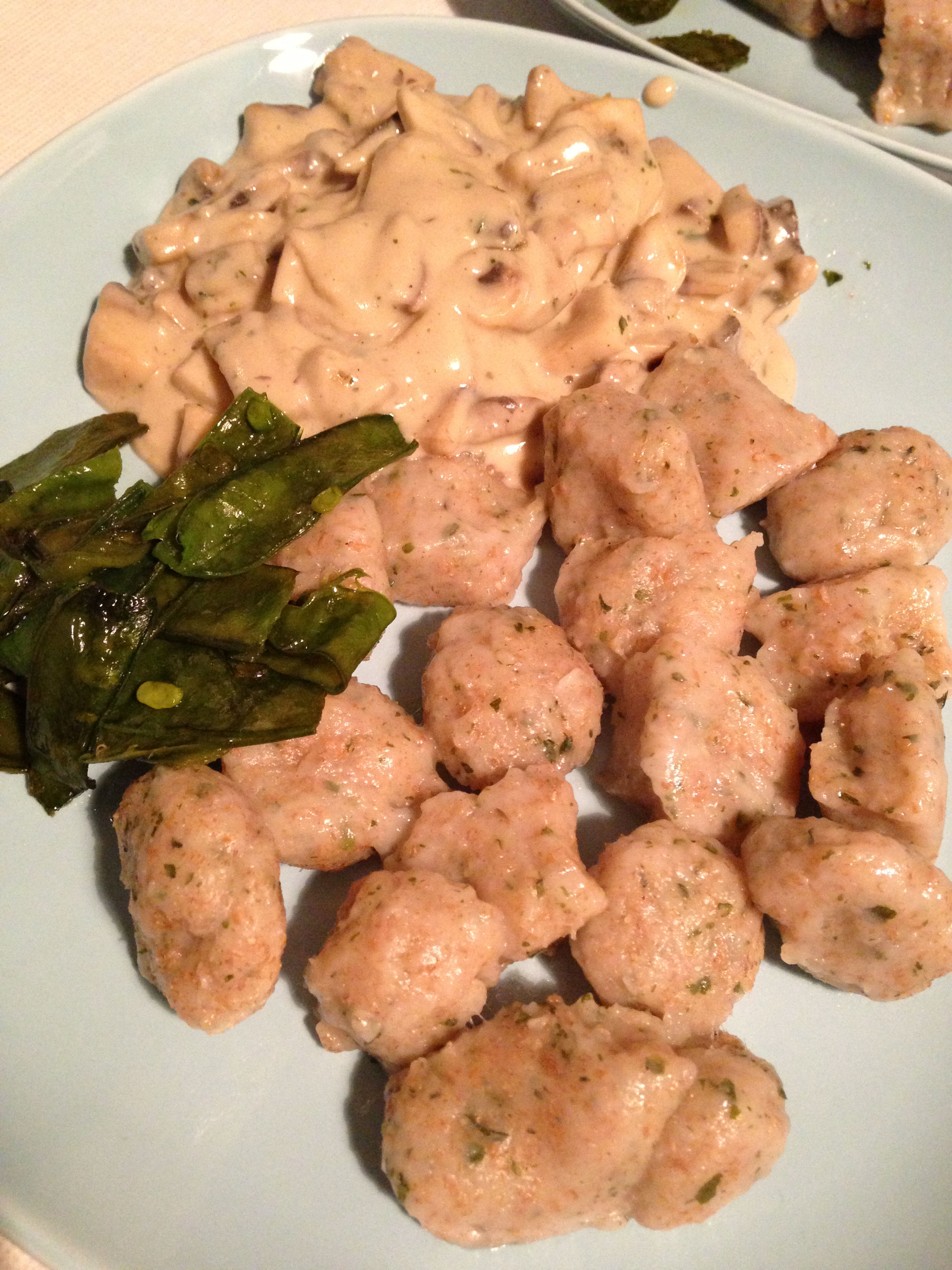 wild garlic gnocchi with cream-mushrooms & sugar snaps * Bärlauch-Gnocchi mit Champignon-Sauce & Zuckerschoten * vegan gnocchi_02