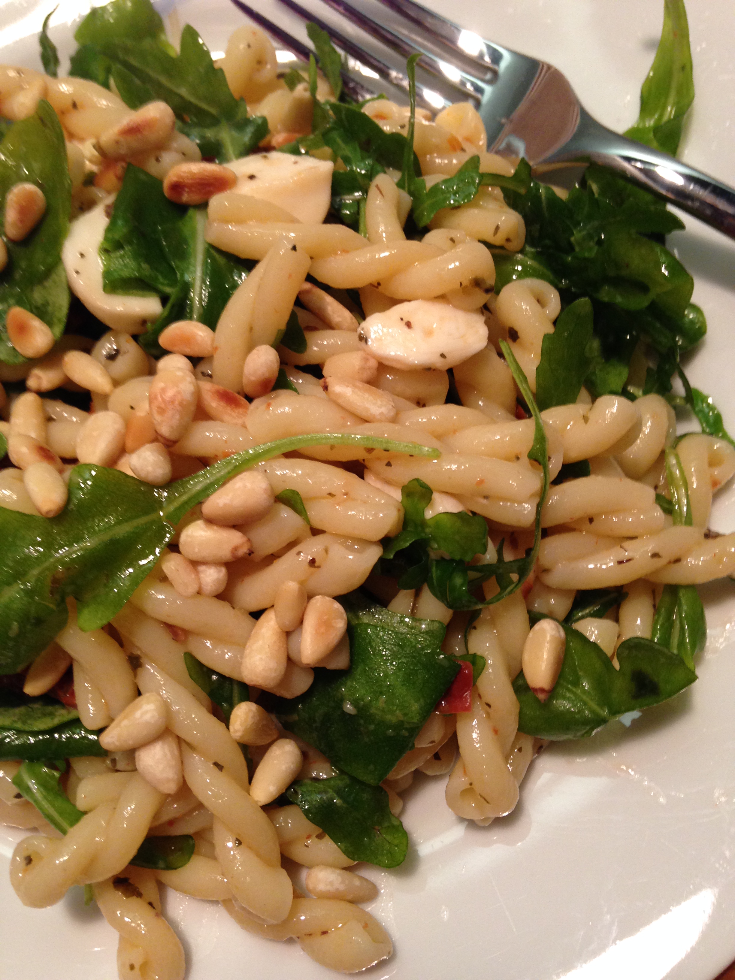 pasta rucola salat mit getrockneten tomaten & pinienkerne | pasta rocket salad with sundried tomatoes & pine nuts | vegan