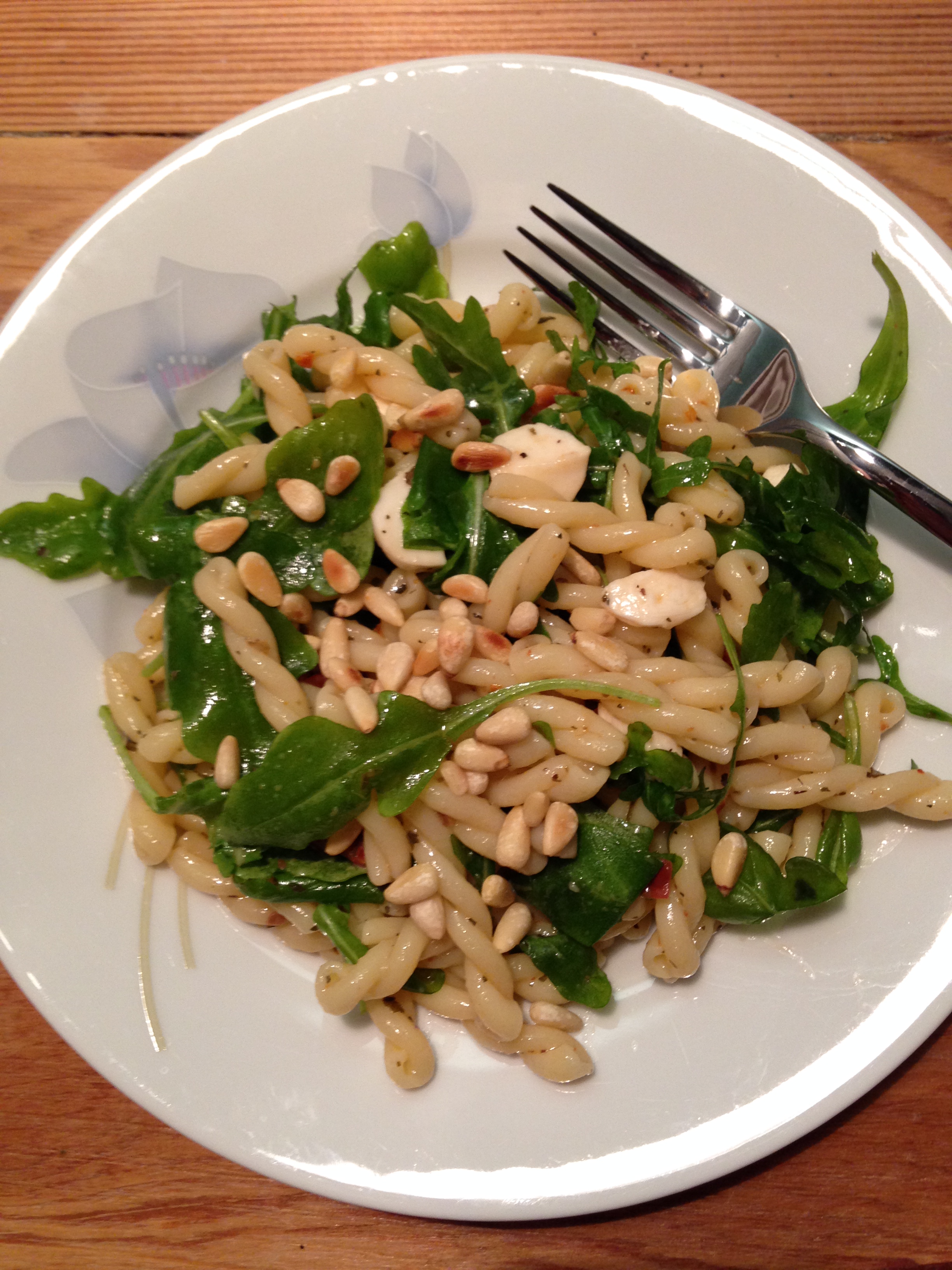 pasta rucola salat mit getrockneten tomaten & pinienkerne | pasta rocket salad with sundried tomatoes & pine nuts | vegan