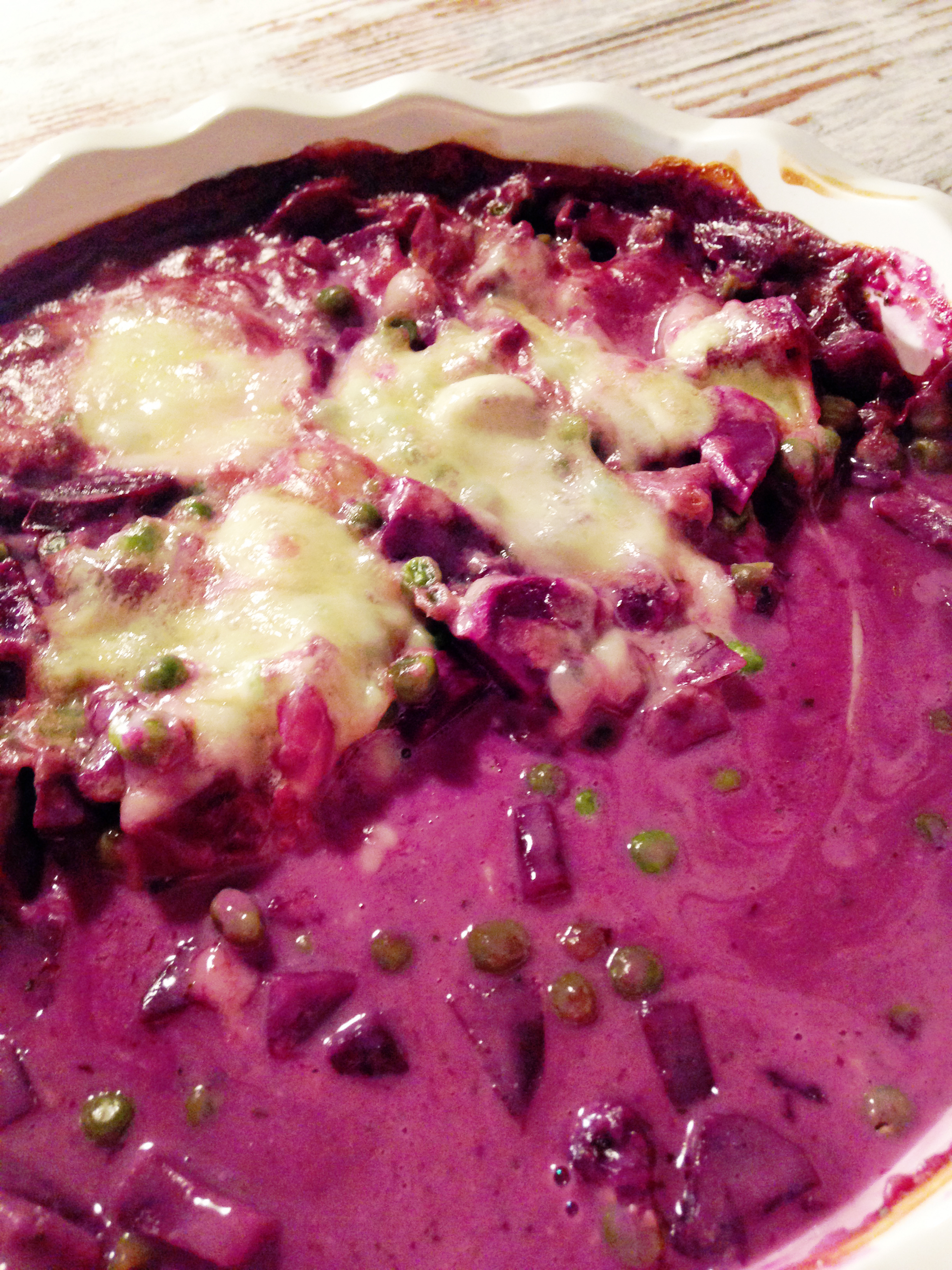 auflaufliebe: lila blauer violetter kartoffel-erbsen-mozzarella auflauf | purple blue potato-peas-mozzarella-casserole (vegan / vegetarian) ❤