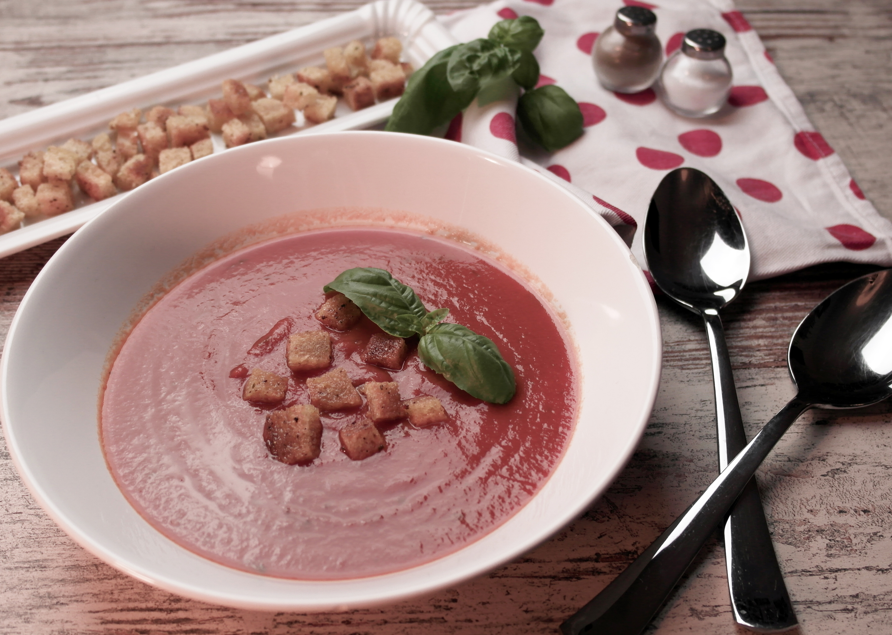 fruchtige tomatensuppe mit knusprigen croûtons | fruity tomato soup with crispy croutons (vegan) ❤