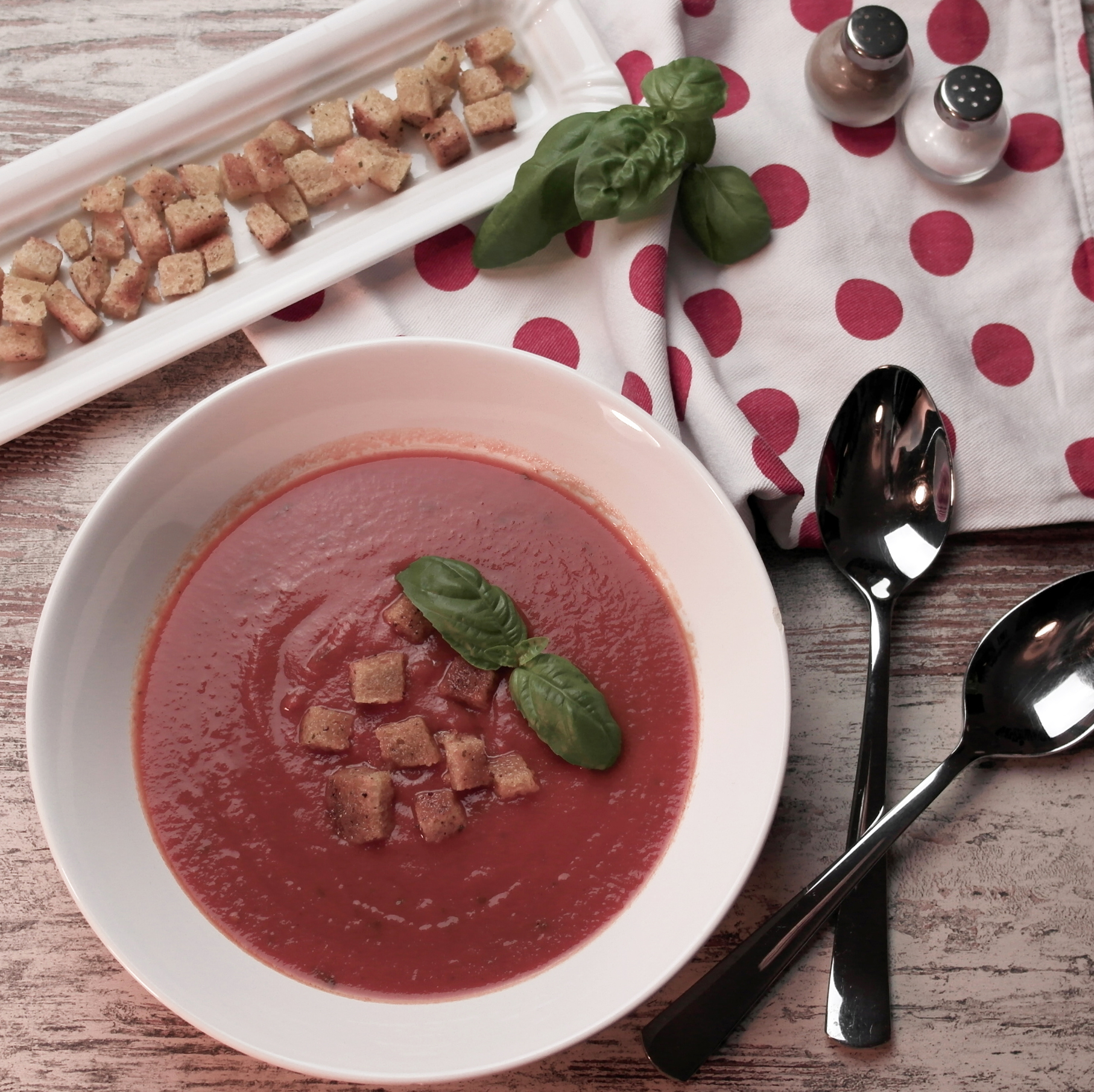 fruchtige tomatensuppe mit knusprigen croûtons | fruity tomato soup with crispy croutons (vegan) ❤