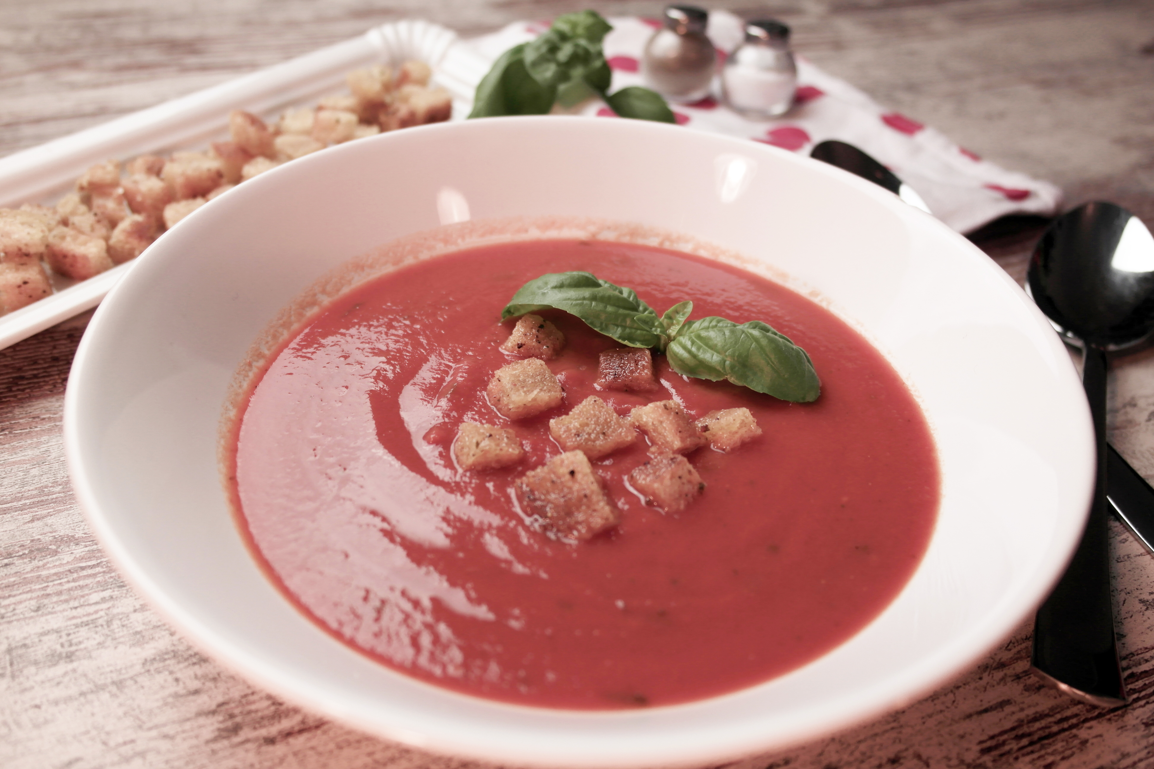 fruchtige tomatensuppe mit knusprigen croûtons | fruity tomato soup with crispy croutons (vegan) ❤