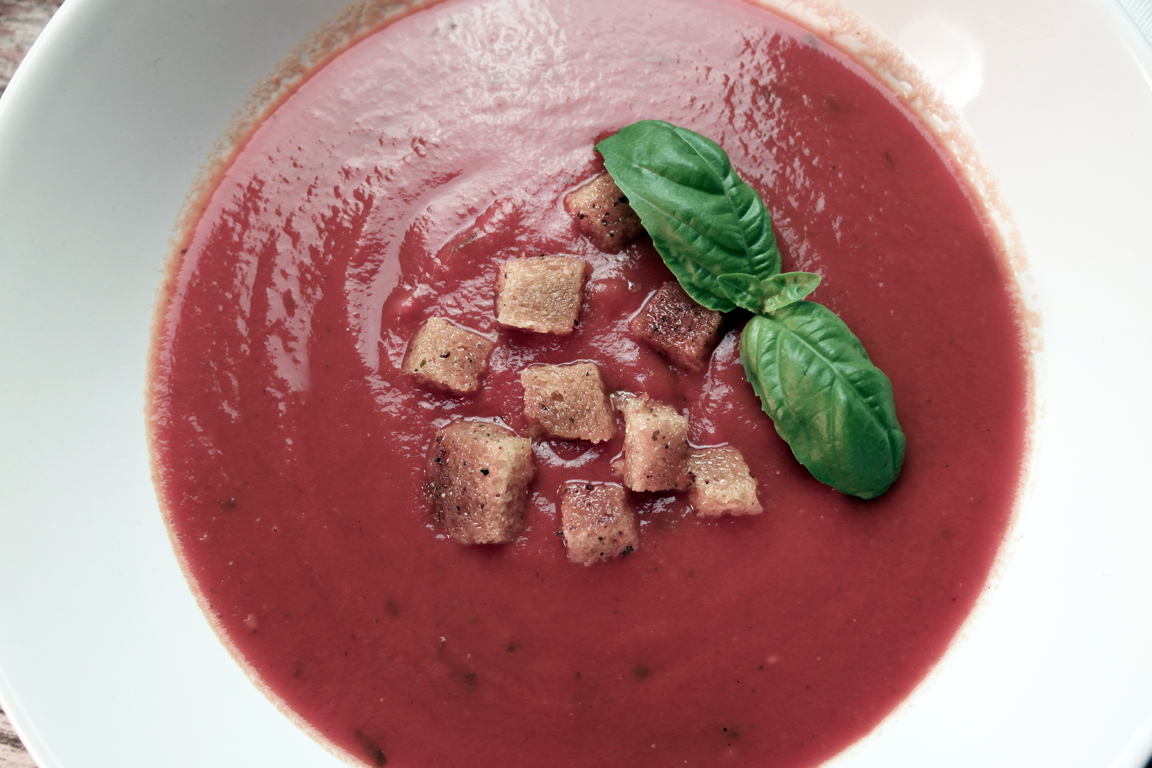 fruchtige tomatensuppe mit knusprigen croûtons | fruity tomato soup with crispy croutons (vegan) ❤