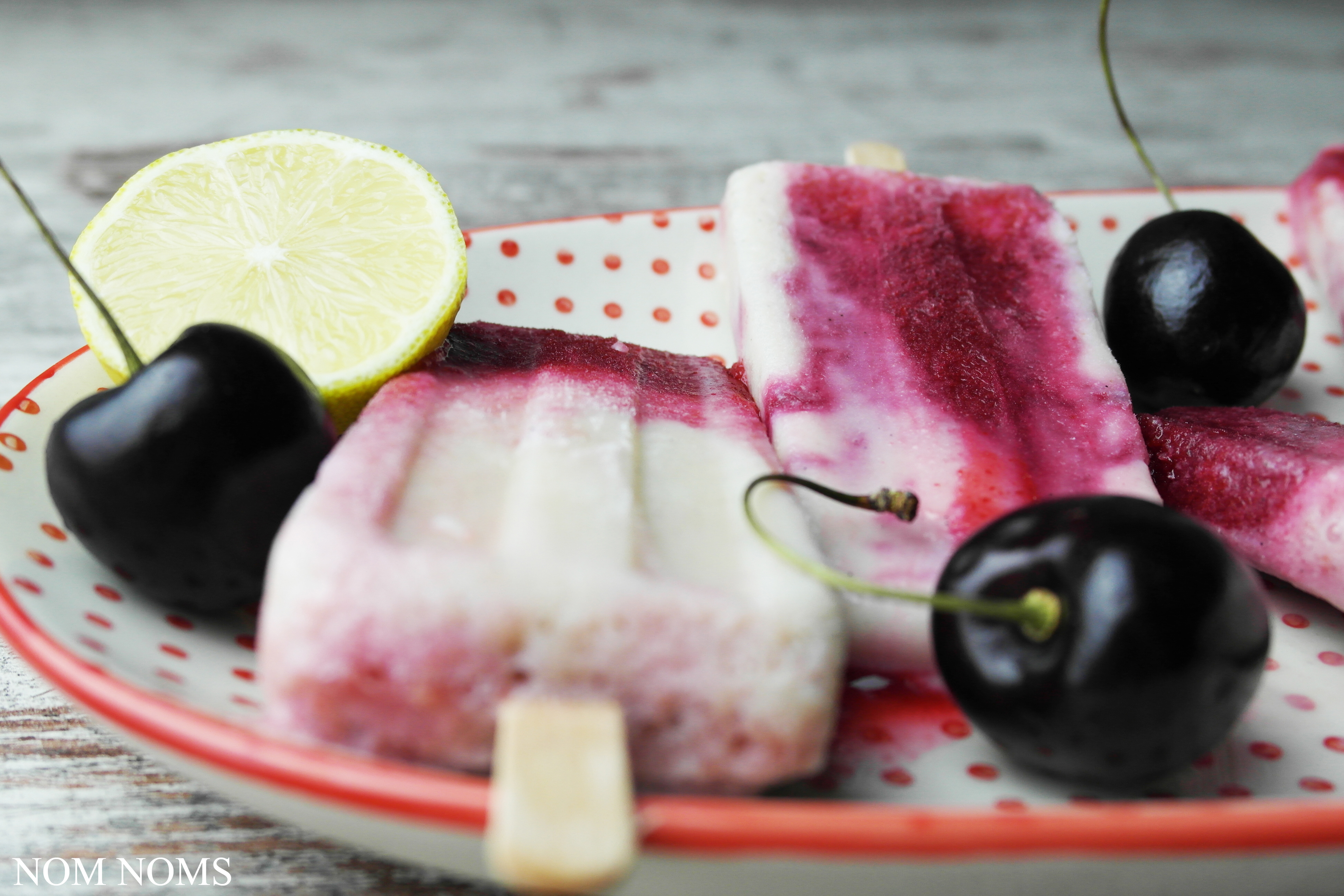 eisliebe: kirsch-bananen-popsicles mit limette (kiba-eis) | ice cream love: cherry banana popsicles with lime (vegan) ❤