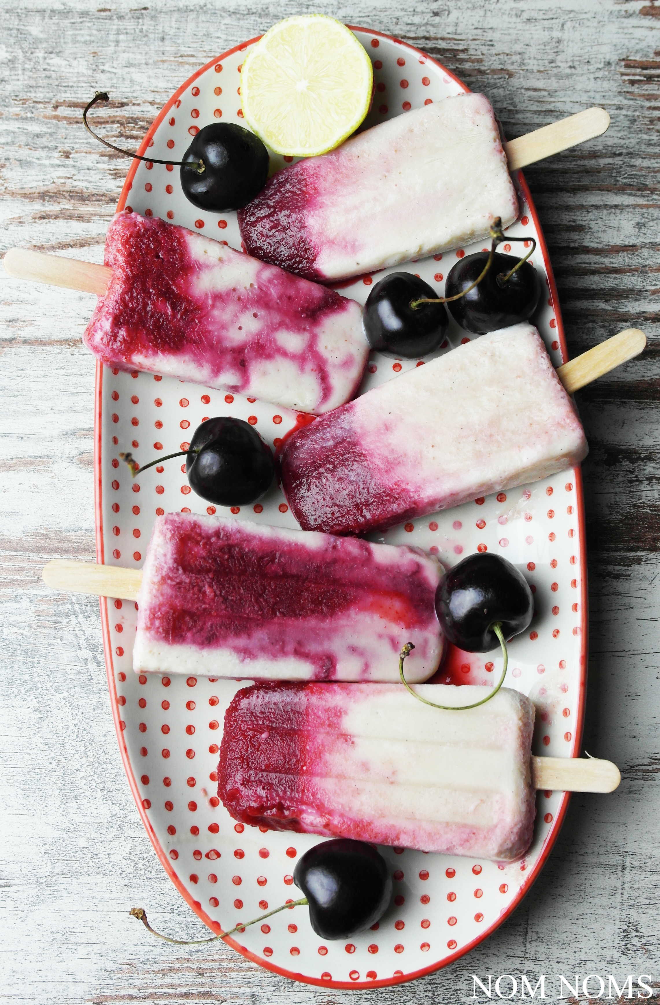 eisliebe: kirsch-bananen-popsicles mit limette (kiba-eis) | ice cream love: cherry banana popsicles with lime (vegan) ❤
