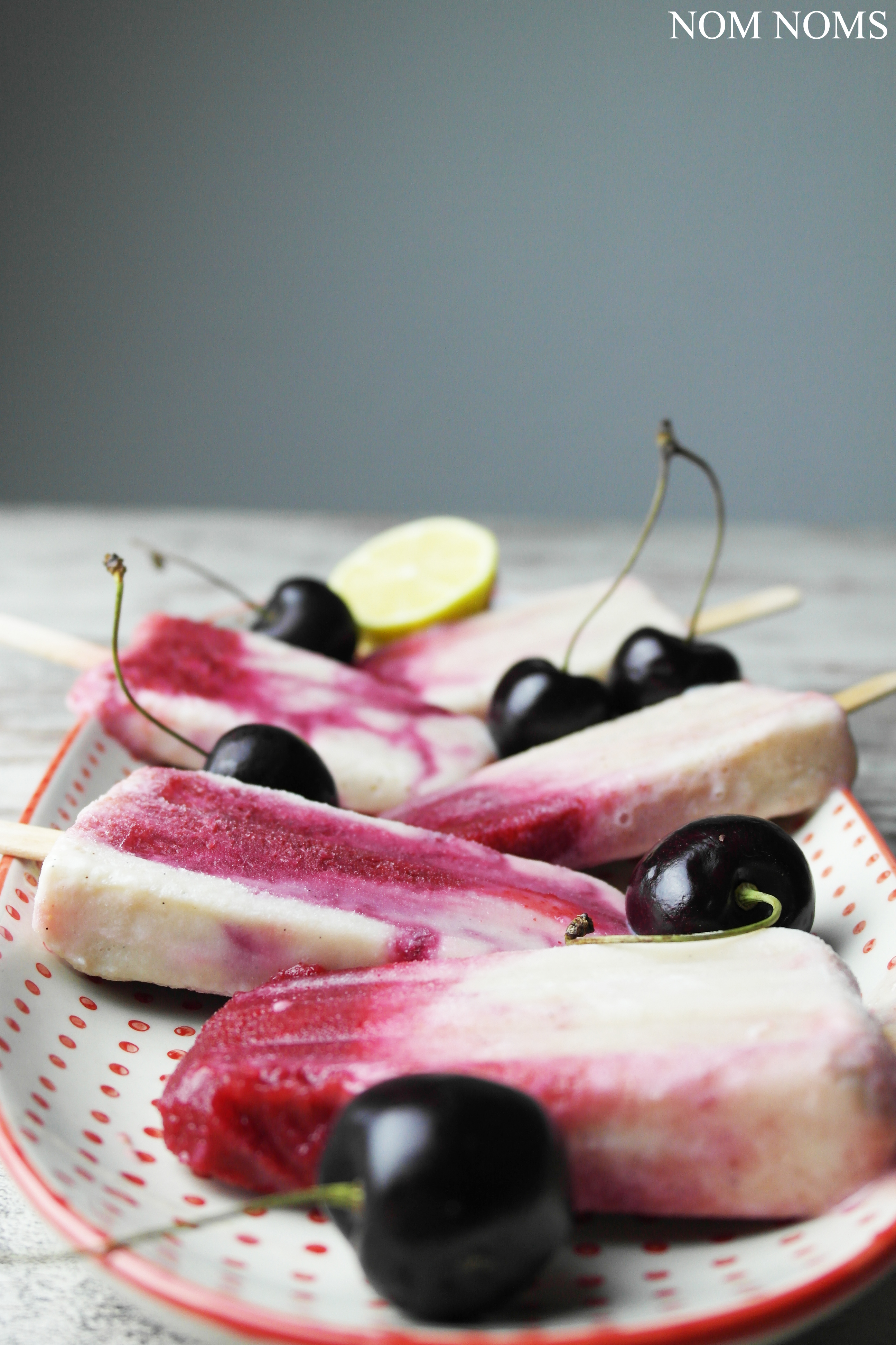 eisliebe: kirsch-bananen-popsicles mit limette (kiba-eis) | ice cream love: cherry banana popsicles with lime (vegan) ❤