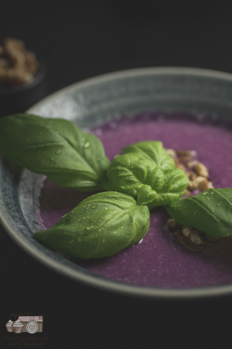 {#nomnomsguests} rotkohlsuppe mit walnüssen | indra von photolixieous (vegan)