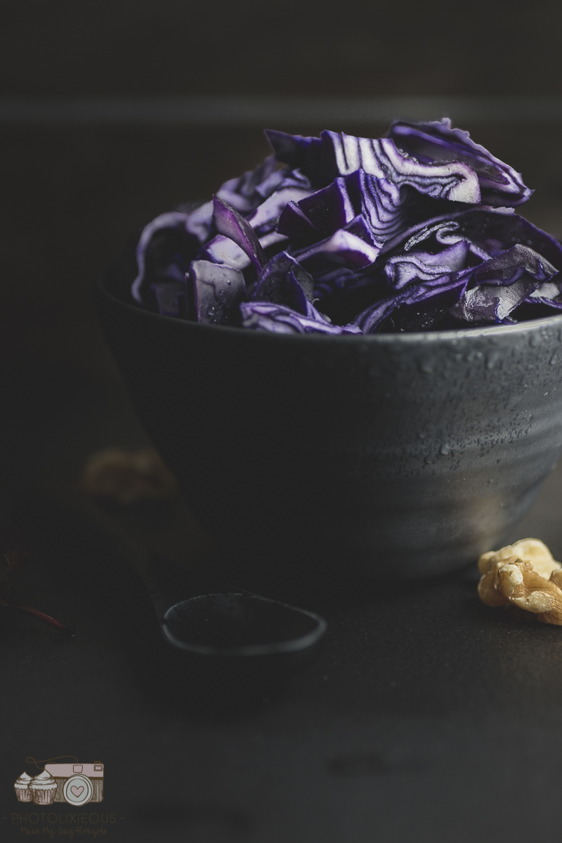 {#nomnomsguests} rotkohlsuppe mit walnüssen | indra von photolixieous (vegan)