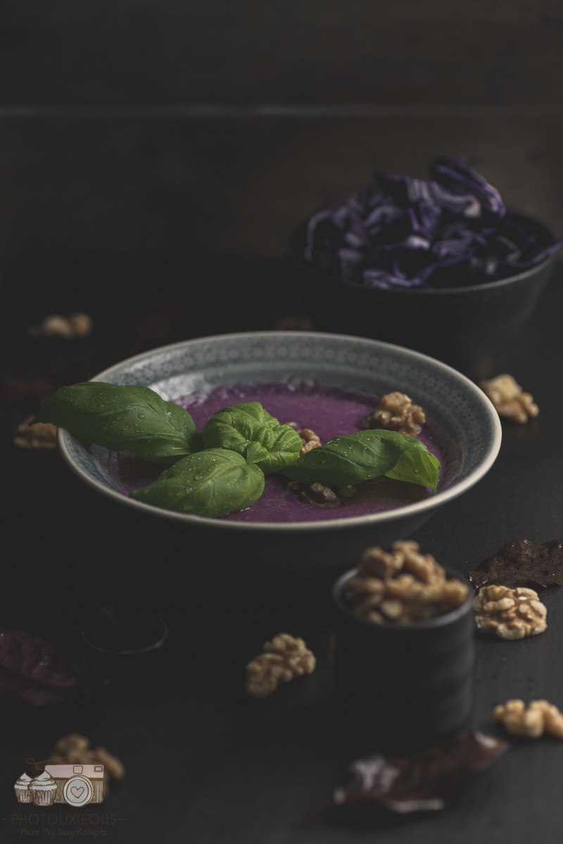 {#nomnomsguests} rotkohlsuppe mit walnüssen | indra von photolixieous (vegan)