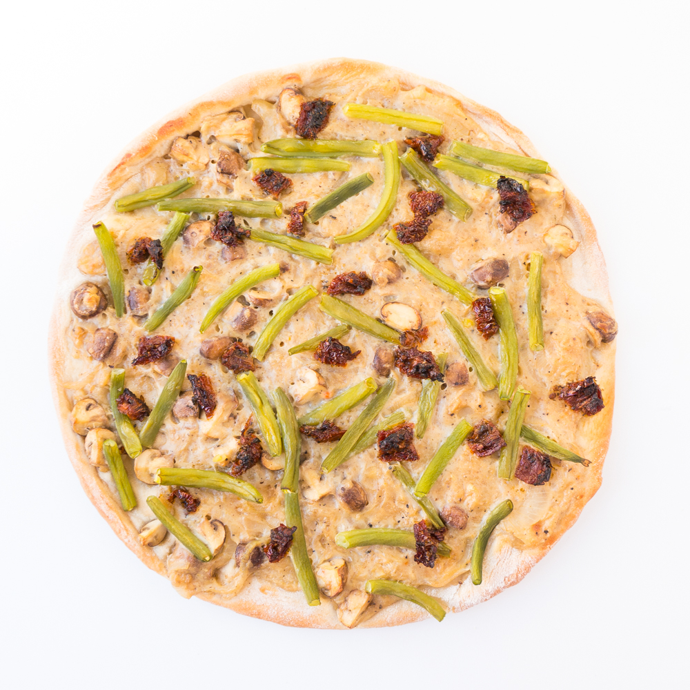{#nomnomsguests} vegane pizza mit grünen bohnen und eingelegten tomaten | arne von the veg(etari)an diaries (vegan)