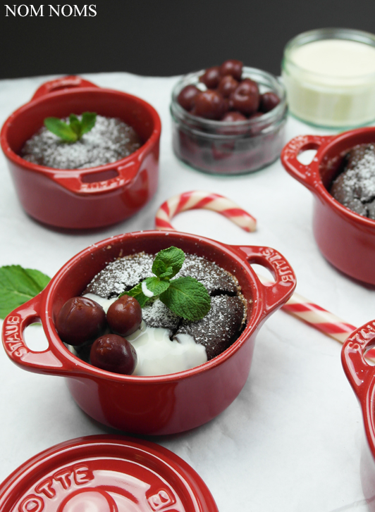 ‪{food blogger adventskalender} schokoladen-küchlein mit vanillesoße und kirschen (vegetarisch) ❤