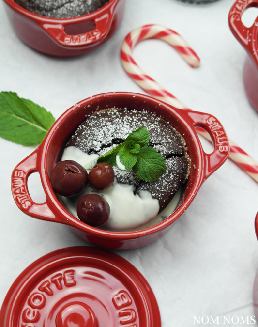‪{food blogger adventskalender} schokoladen-küchlein mit vanillesoße und kirschen (vegetarisch) ❤