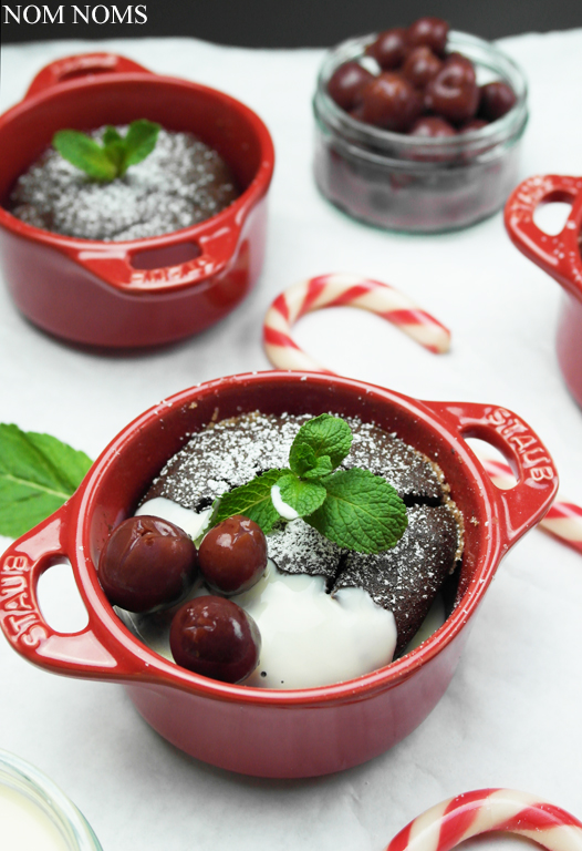 ‪{food blogger adventskalender} schokoladen-küchlein mit vanillesoße und kirschen (vegetarisch) ❤