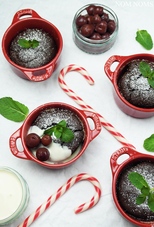 ‪{food blogger adventskalender} schokoladen-küchlein mit vanillesoße und kirschen (vegetarisch) ❤