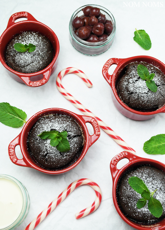 ‪{food blogger adventskalender} schokoladen-küchlein mit vanillesoße und kirschen (vegetarisch) ❤
