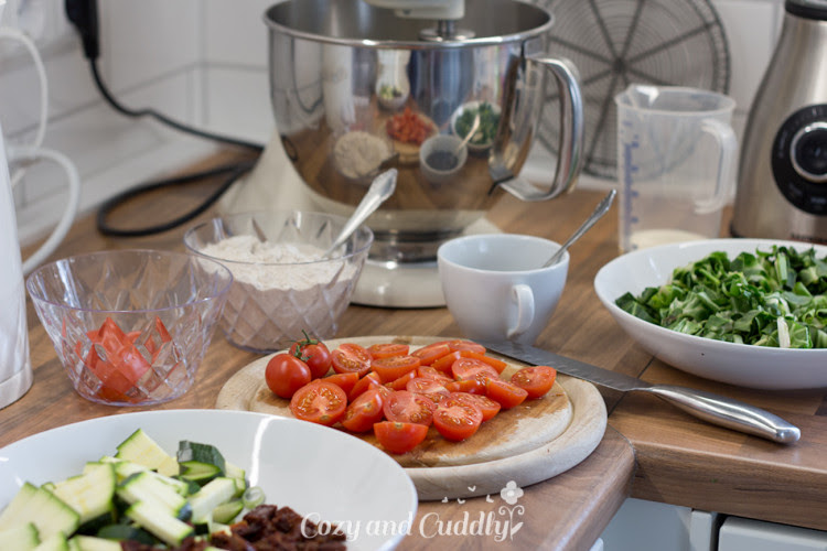 {#nomnomsguests} herbstlich & vegan: gemüse-quiche mit mangold, tomaten und zucchini | danny von cozy and cuddly (vegan)