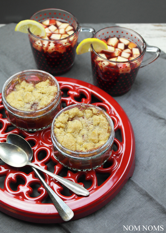 würziger rotwein-apfel-crumble mit heißem rotwein-apfel-punsch | fruity red wine apple crumble with hot red wine apple punch (vegan) ❤