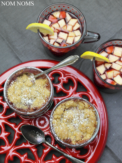 würziger rotwein-apfel-crumble mit heißem rotwein-apfel-punsch | fruity red wine apple crumble with hot red wine apple punch (vegan) ❤
