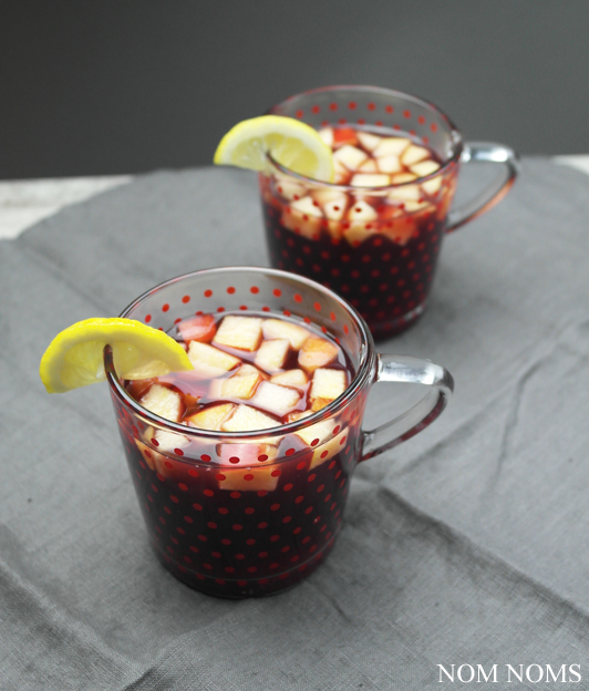 würziger rotwein-apfel-crumble mit heißem rotwein-apfel-punsch | fruity red wine apple crumble with hot red wine apple punch (vegan) ❤
