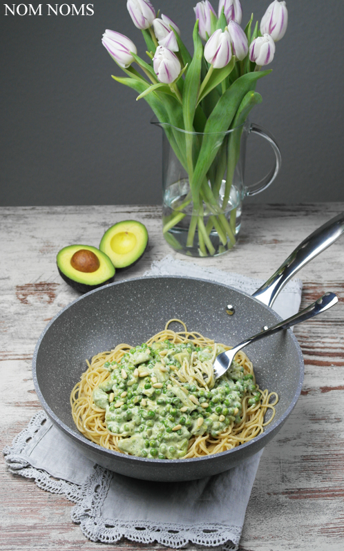 spaghetti mit avocado-erbsen-sauce | spaghetti with avocado peas sauce (vegan)