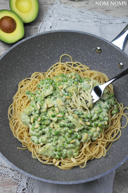spaghetti mit avocado-erbsen-sauce | spaghetti with avocado peas sauce (vegan)