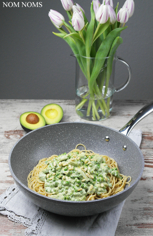 spaghetti mit avocado-erbsen-sauce | spaghetti with avocado peas sauce (vegan)