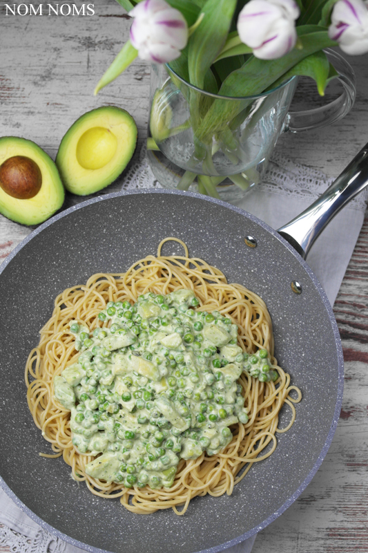 spaghetti mit avocado-erbsen-sauce | spaghetti with avocado peas sauce (vegan)