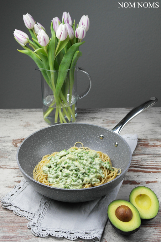 spaghetti mit avocado-erbsen-sauce | spaghetti with avocado peas sauce (vegan)