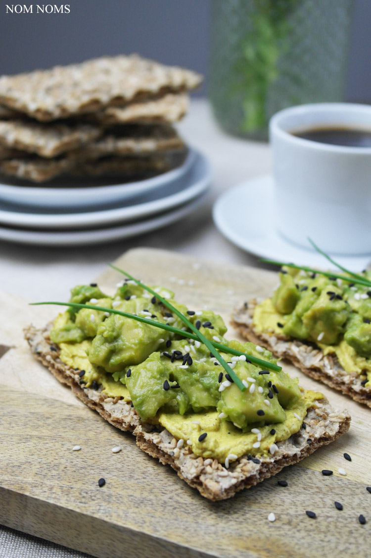 {knusper frühstück} müsli knäckebrot verliebt in mango &amp; joghurt | sesam knäckebrot mit curry-aufstrich &amp; avocado (reklame)