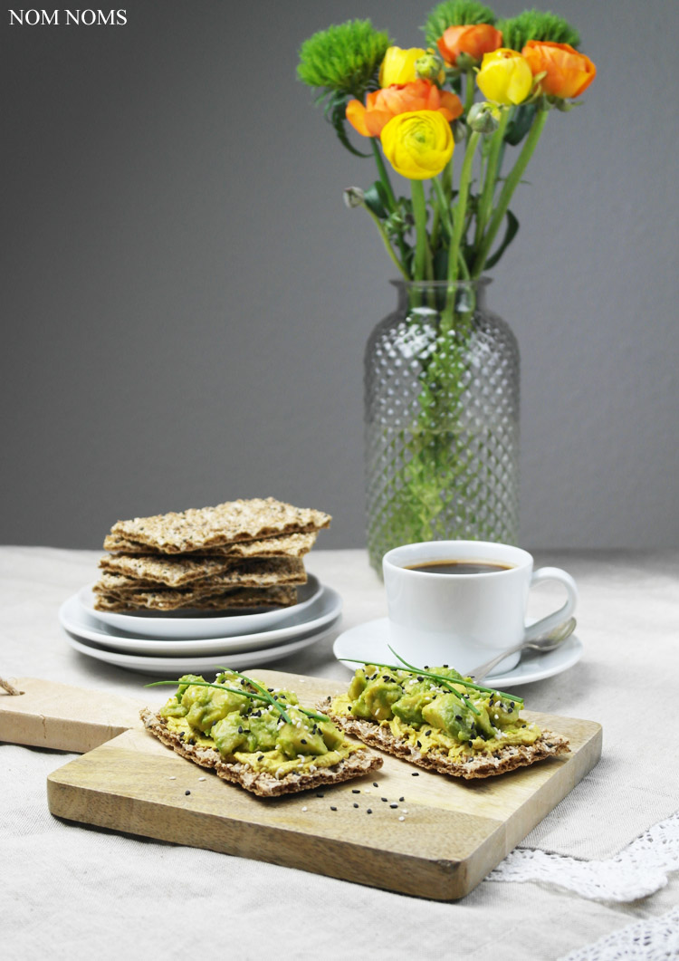 {knusper frühstück} müsli knäckebrot verliebt in mango &amp; joghurt | sesam knäckebrot mit curry-aufstrich &amp; avocado (reklame)