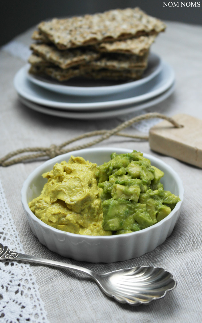 {knusper frühstück} müsli knäckebrot verliebt in mango &amp; joghurt | sesam knäckebrot mit curry-aufstrich &amp; avocado (reklame)