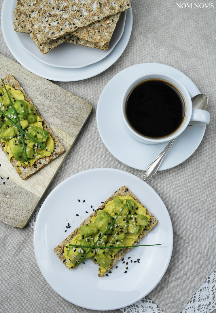 {knusper frühstück} müsli knäckebrot verliebt in mango &amp; joghurt | sesam knäckebrot mit curry-aufstrich &amp; avocado (reklame)