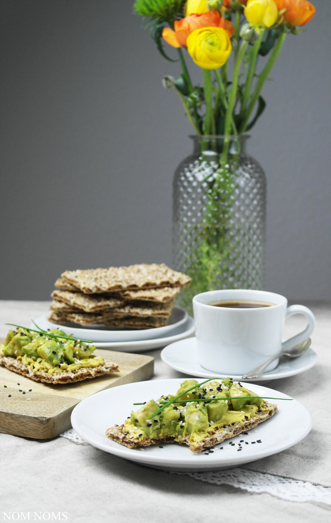 {knusper frühstück} müsli knäckebrot verliebt in mango &amp; joghurt | sesam knäckebrot mit curry-aufstrich &amp; avocado (reklame)