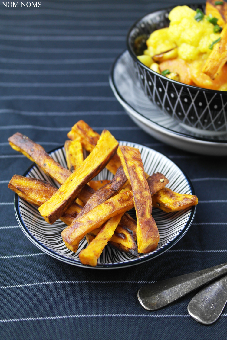gemüse-curry mit karamellisierten cashews & süßkartoffel-pommes | vegetable curry with caramalized cashews & sweet potato fries (vegan) ❤