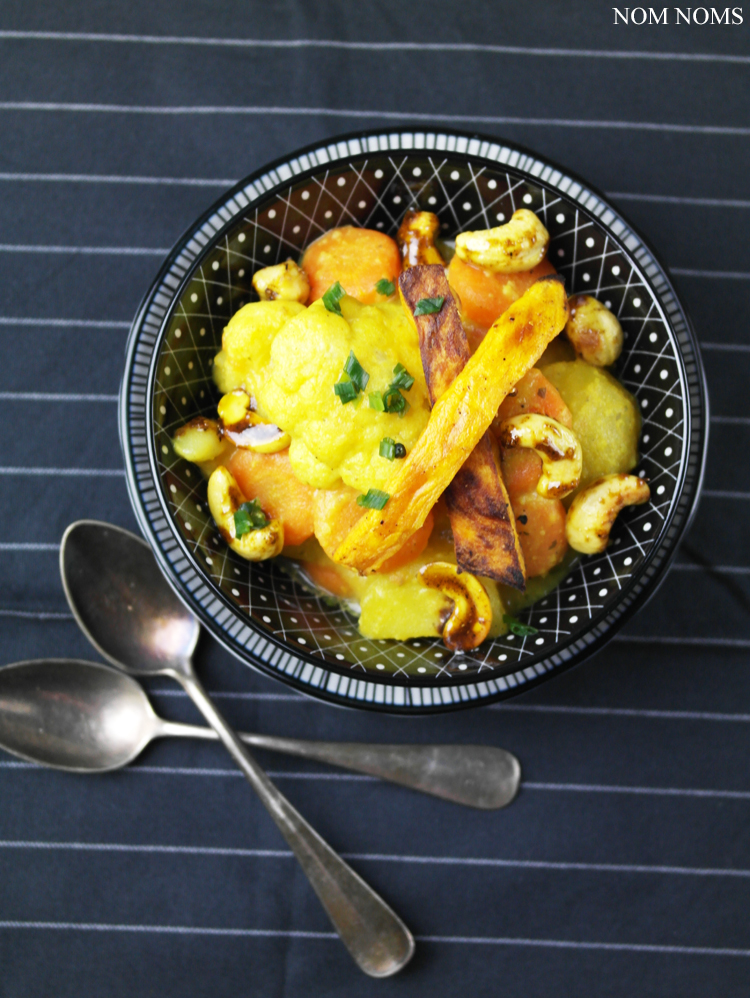 gemüse-curry mit karamellisierten cashews & süßkartoffel-pommes | vegetable curry with caramalized cashews & sweet potato fries (vegan) ❤