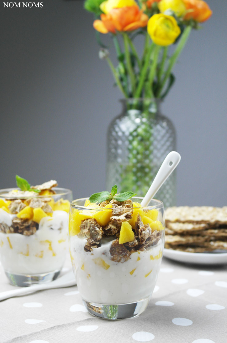 {knusper frühstück} müsli knäckebrot verliebt in mango &amp; joghurt | sesam knäckebrot mit curry-aufstrich &amp; avocado (reklame)