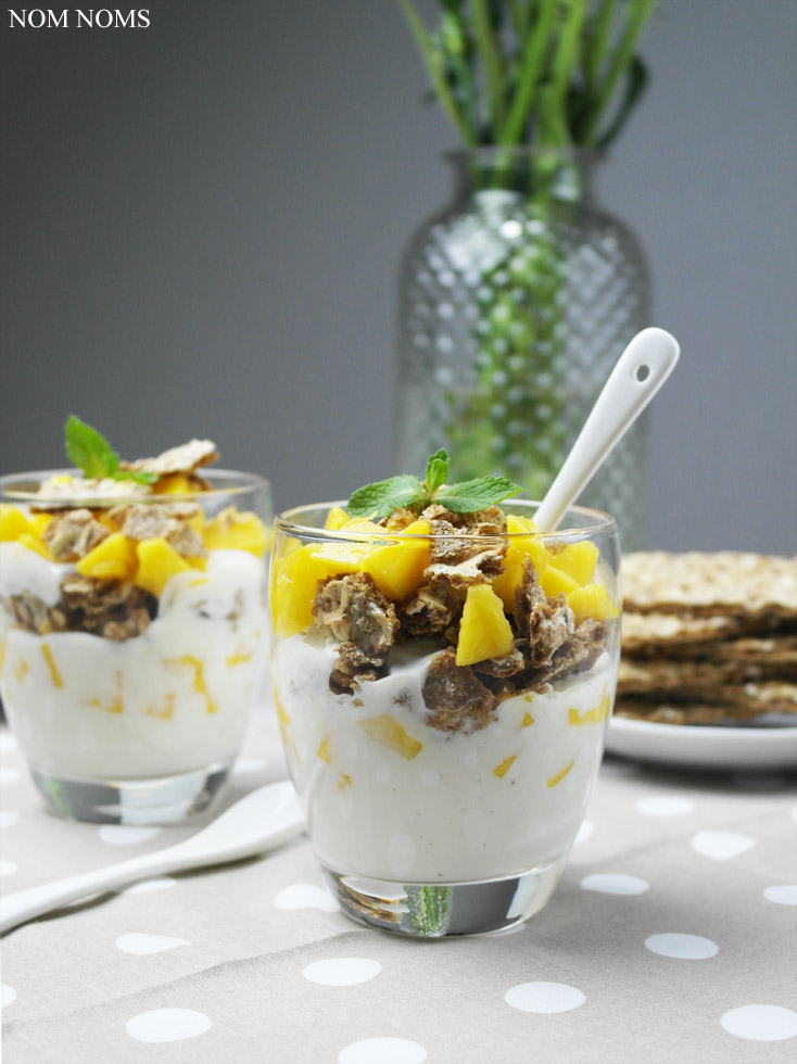 {knusper frühstück} müsli knäckebrot verliebt in mango &amp; joghurt | sesam knäckebrot mit curry-aufstrich &amp; avocado (reklame)
