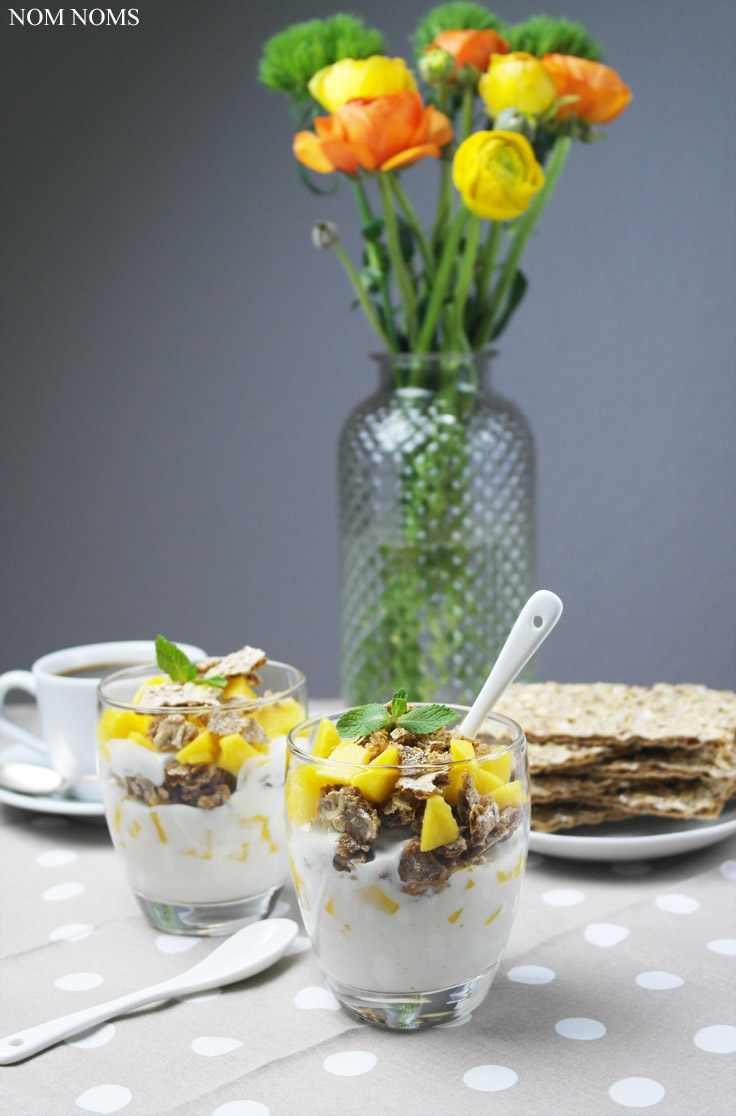 {knusper frühstück} müsli knäckebrot verliebt in mango &amp; joghurt | sesam knäckebrot mit curry-aufstrich &amp; avocado (reklame)