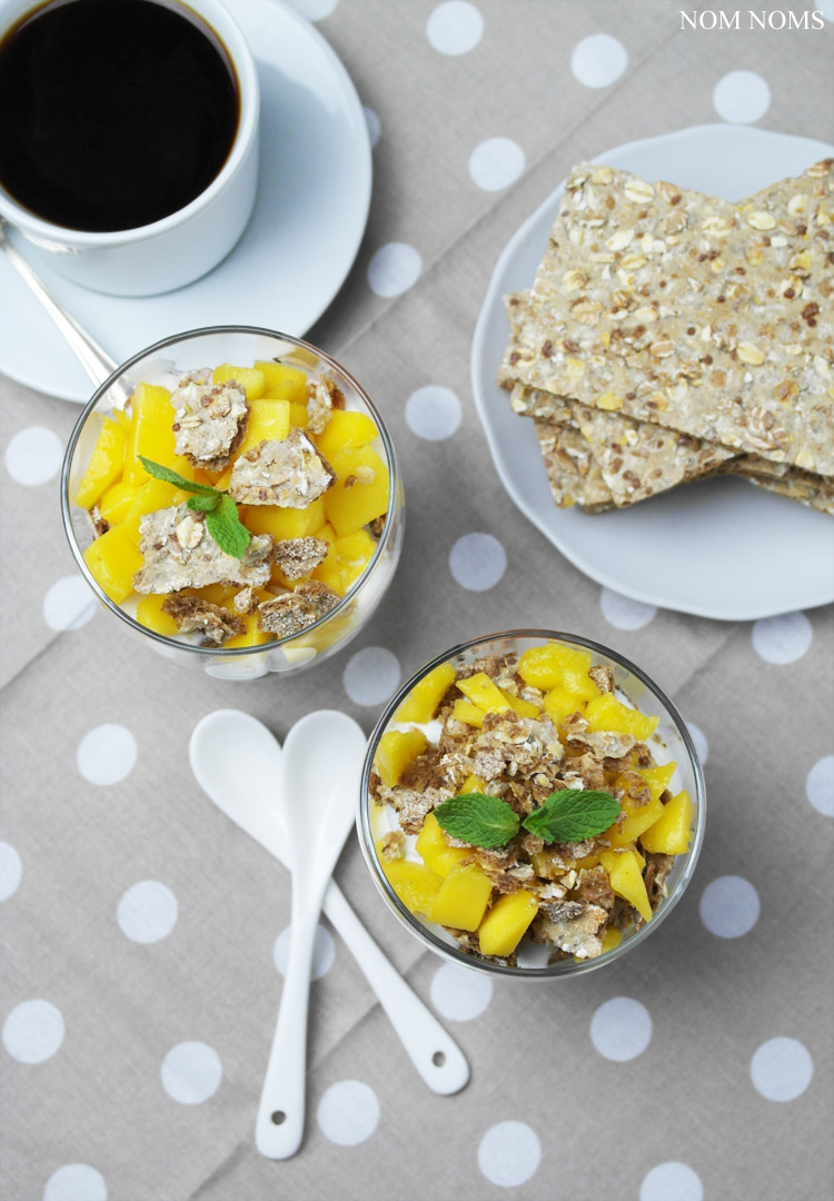 {knusper frühstück} müsli knäckebrot verliebt in mango &amp; joghurt | sesam knäckebrot mit curry-aufstrich &amp; avocado (reklame)