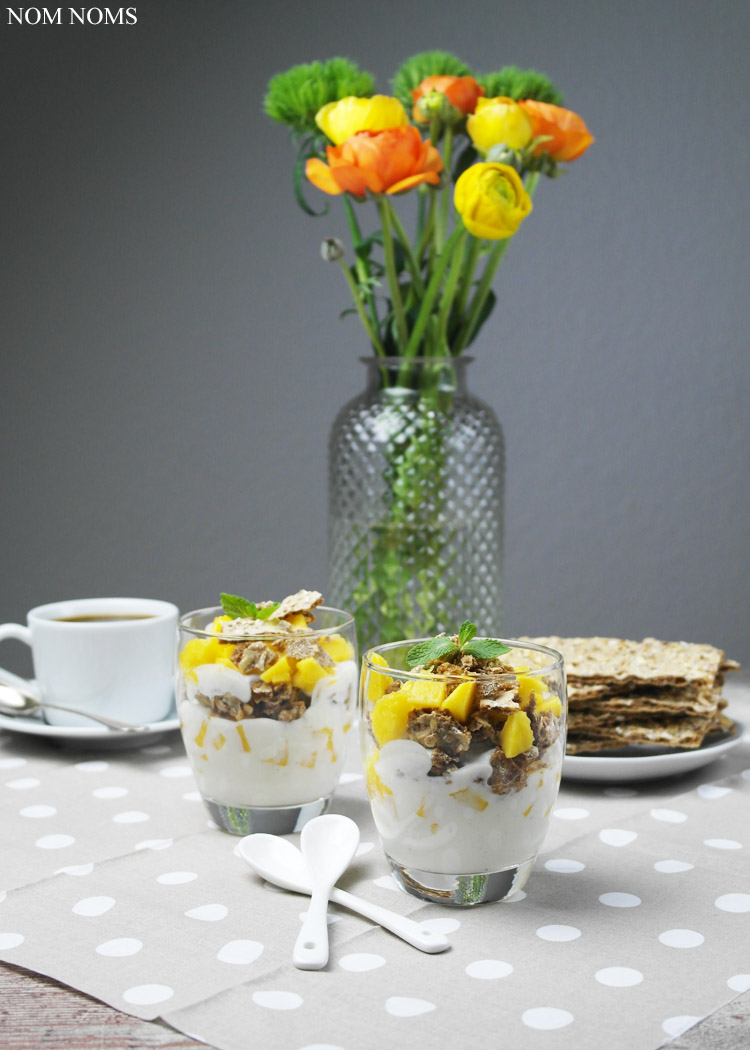 {knusper frühstück} müsli knäckebrot verliebt in mango &amp; joghurt | sesam knäckebrot mit curry-aufstrich &amp; avocado (reklame)