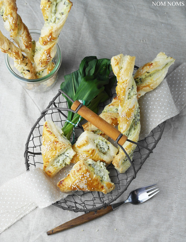 bärlauch-frischkäse im knusprigen blätterteig | wild garlic (ramson) cream cheese in cripsy puff pastry (vegetarian)