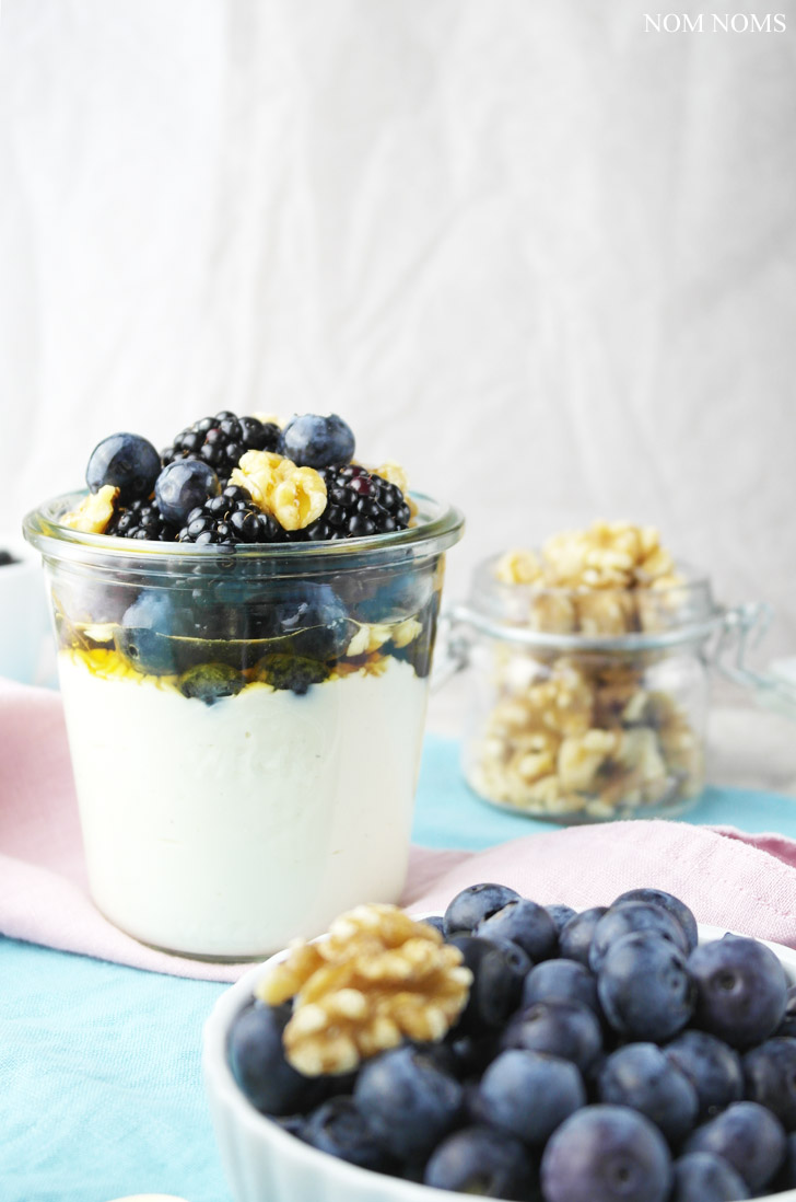 {mein "go on" rezept} pflanzliche quarkalternative mit beeren, walnüssen & ahornsirup ❤ (werbung) Alpro Go On Pflanzliche Quarkalternative