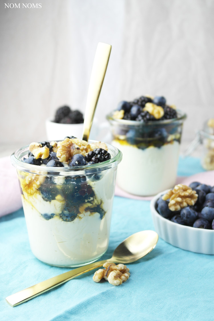 {mein "go on" rezept} pflanzliche quarkalternative mit beeren, walnüssen & ahornsirup ❤ (werbung) Alpro Go On Pflanzliche Quarkalternative