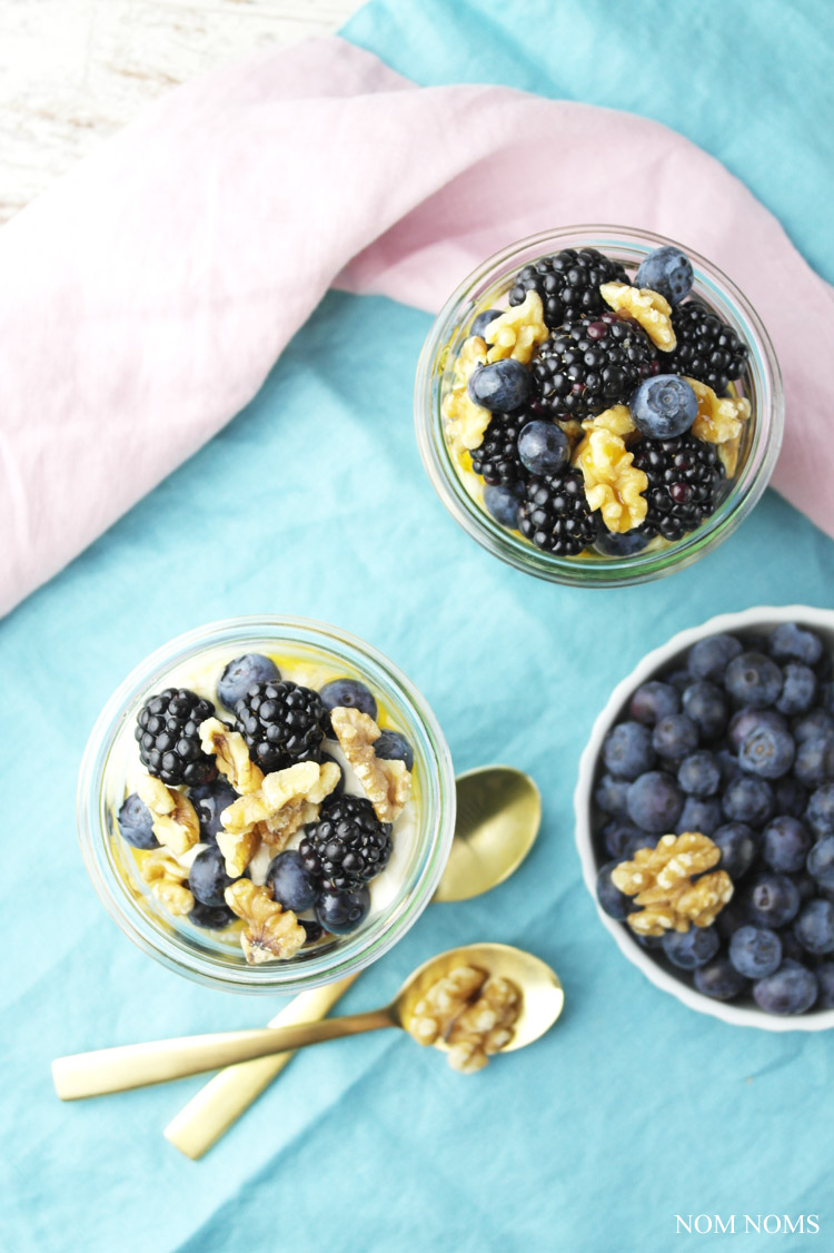 {mein "go on" rezept} pflanzliche quarkalternative mit beeren, walnüssen & ahornsirup ❤ (werbung) Alpro Go On Pflanzliche Quarkalternative