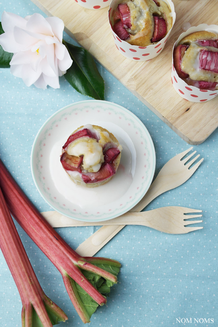 rhabarber muffins mit banane und zitrone | rhubarb muffins with banana and lemon (vegan) ❤