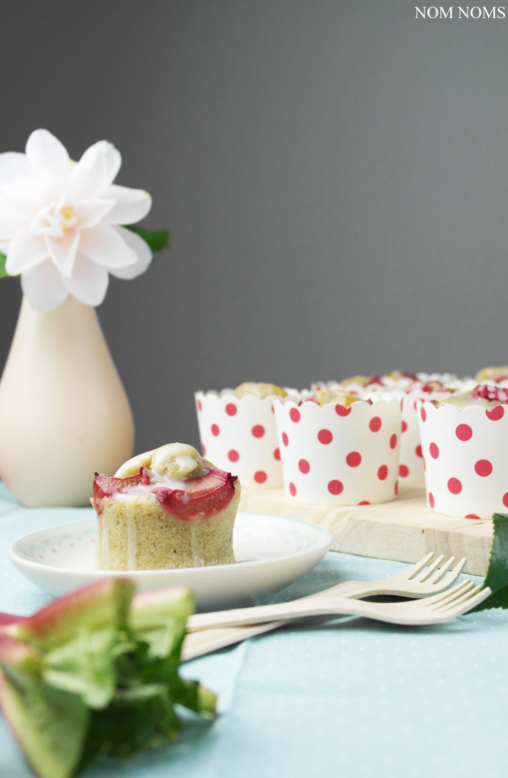rhabarber muffins mit banane und zitrone | rhubarb muffins with banana and lemon (vegan) ❤