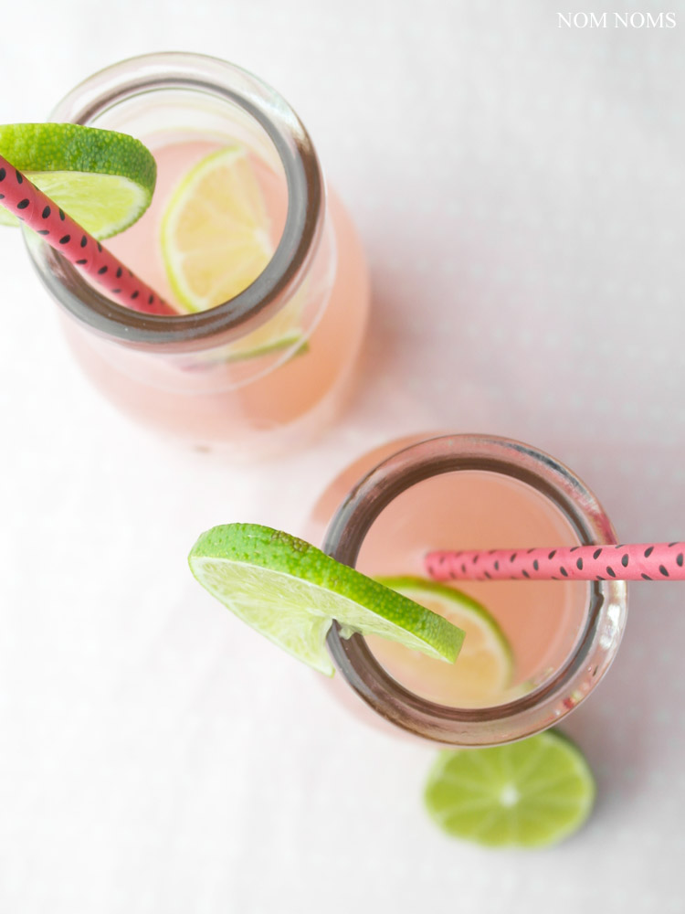 spritzige rhabarber limonade mit ingwer | fizzy rhubarb lemonade with ginger (vegan)