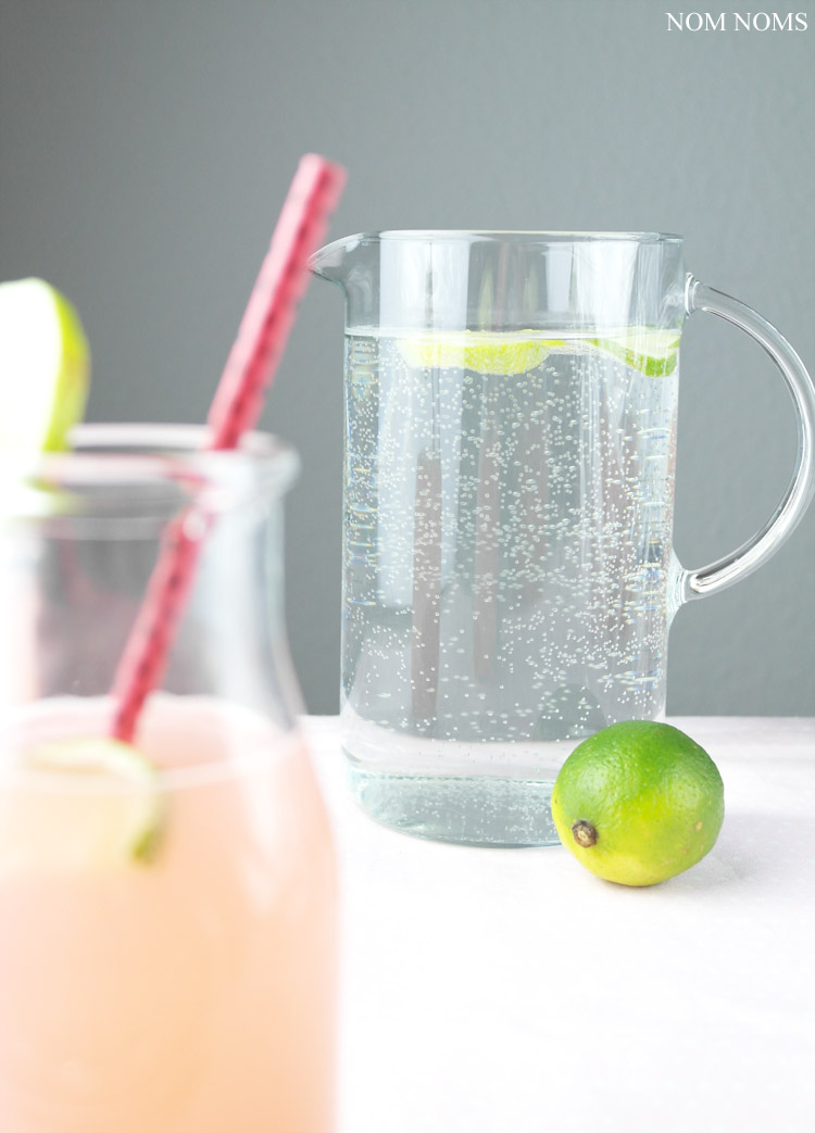 spritzige rhabarber limonade mit ingwer | fizzy rhubarb lemonade with ginger (vegan) ❤