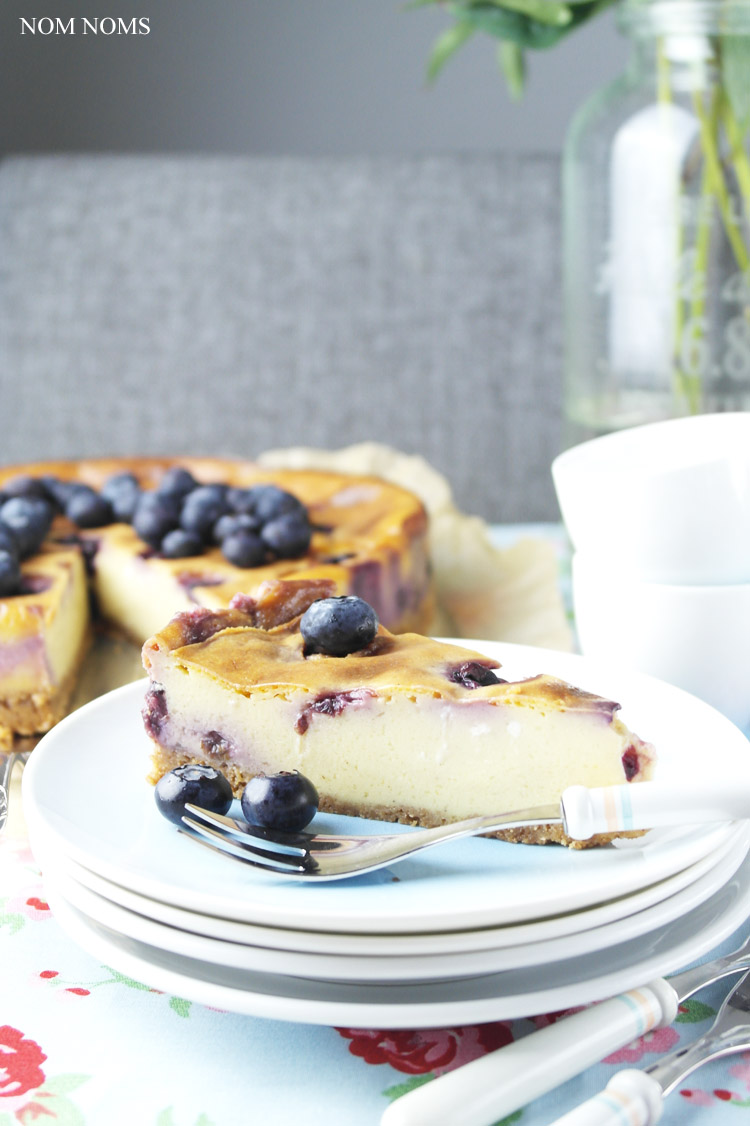 käsekuchen auf schwedisch: mit haferkeks-boden und blaubeeren | swedish cheesecake: with flapjack crust and blueberries (vegetarian) ❤